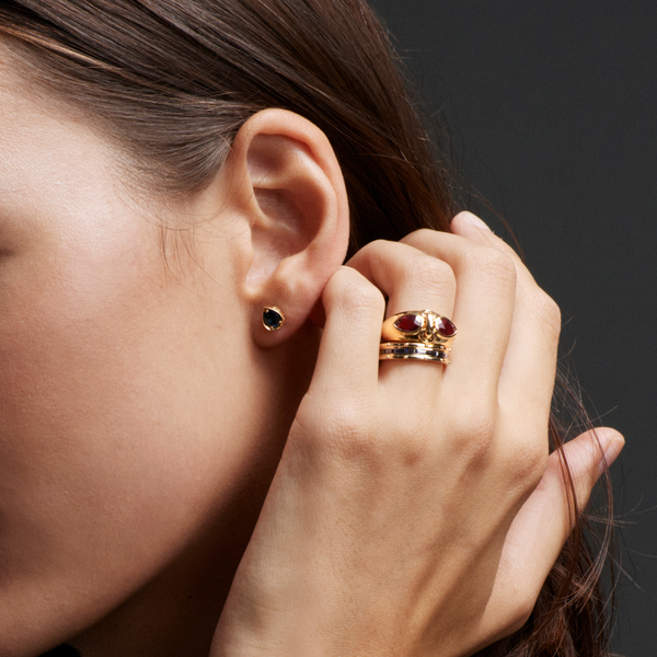 Lovestruck Pierced Baguette Blue Sapphire Thin Band : in Yellow Gold